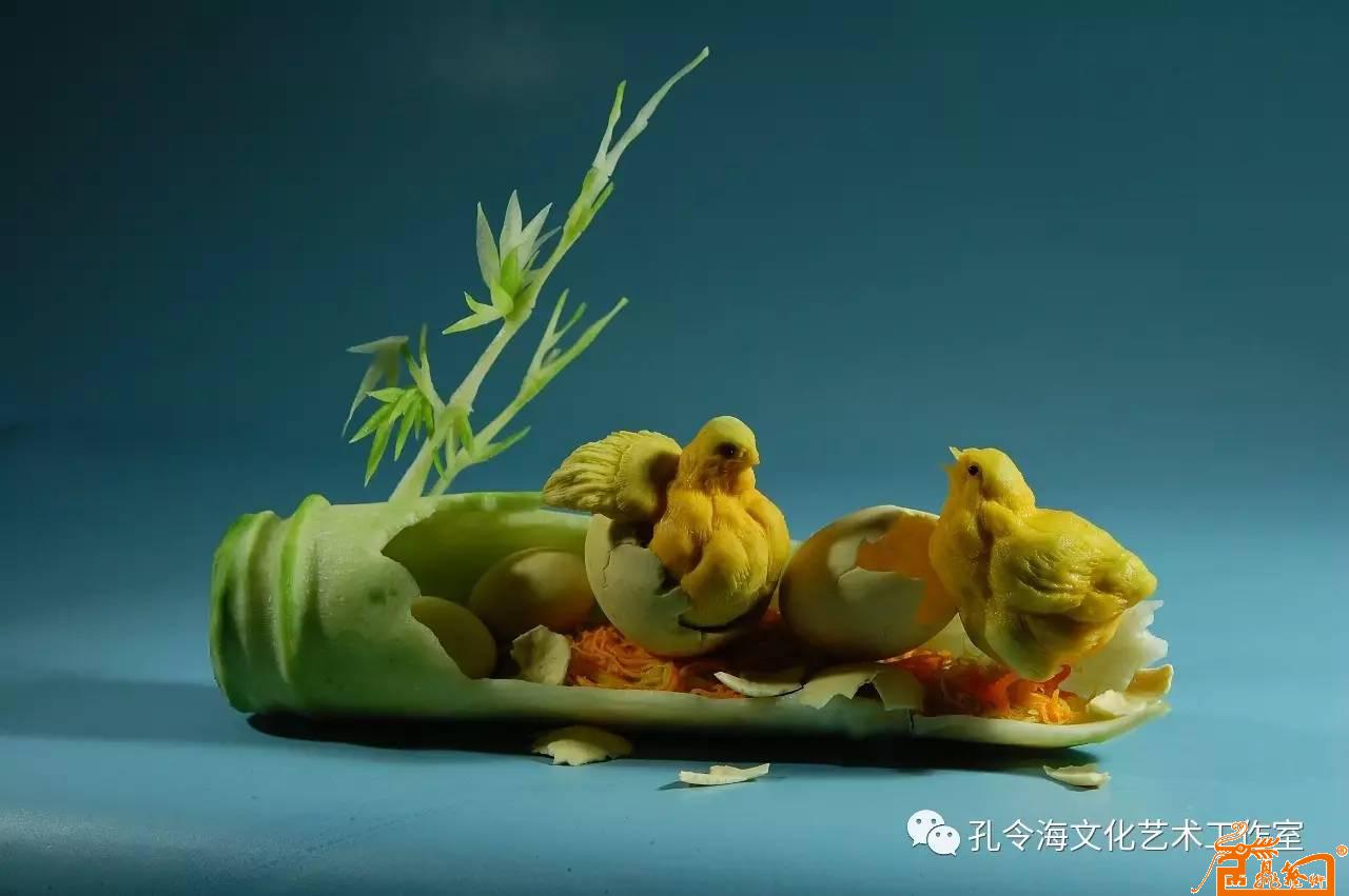 食品雕刻作品：《出壳》  原料：南瓜
